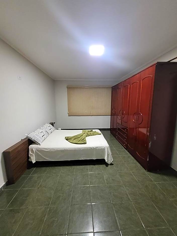 Casa com dois quartos,dois banheiros,sendo uma suíte,sala de estar cozinha e garagem