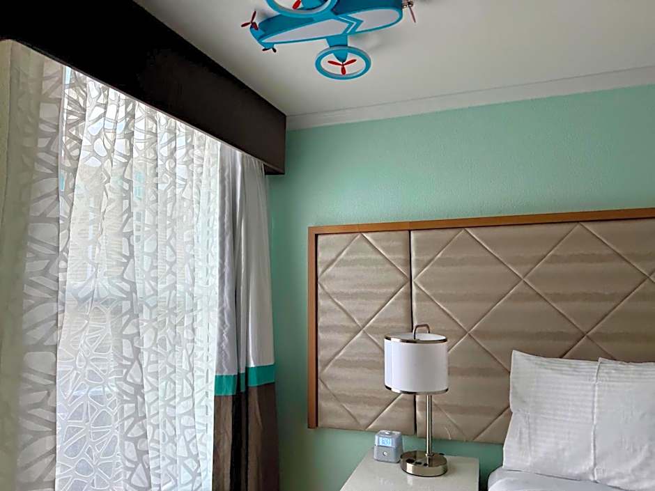 New 2025-Ocean Sands Beach Boutique Inn-Sauna and Salt-Mineral Pool -Free Beach Bikes and Famous Beach-Nightly Popcorn-Bathrobes and Sunscreen in all rooms-Ultra Sparkling-Free Laundry-4 Grand Presidential Black Beds in all rooms-Savings#252-242-SAND