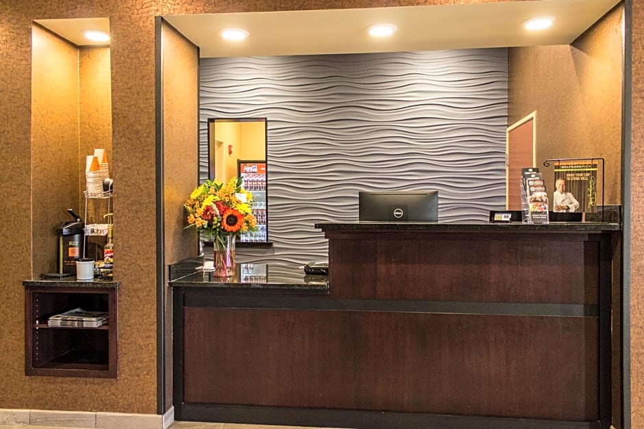 Cobblestone Hotel & Suites - Stevens Point