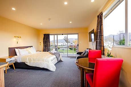 Lake View Upstairs Studio