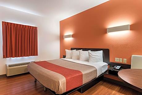 Deluxe King Room - Non-Smoking