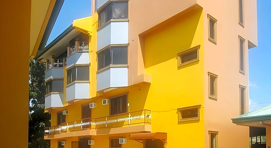 RedDoorz @ Farm Side Hotel Laoag City