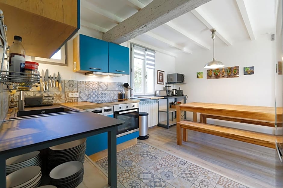 Chalet de charme climatisé, son Jacuzzi - SPA privatif et la piscine de la Maison Bleue du Gers