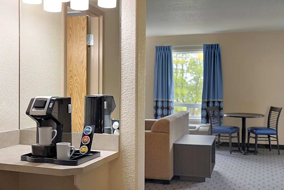 Super 8 by Wyndham Swan River MB