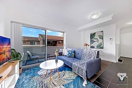 KozyGuru  Harris Park  Charming 1R Two-story Apt