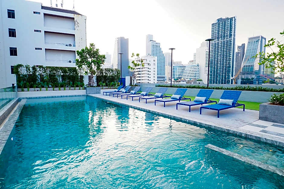 The Quarter Phromphong by UHG