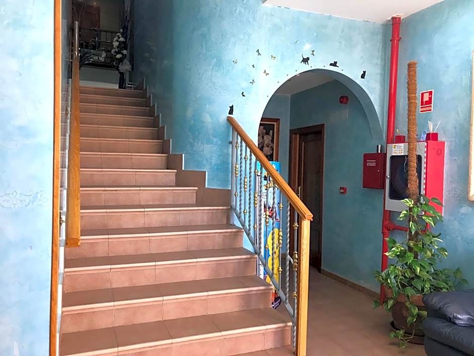 Hotel Los Leones, el más cercano a Warner