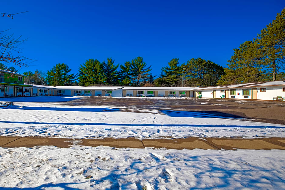 Love Hotels Tomahawk by OYO at Lake Mohawksin WI