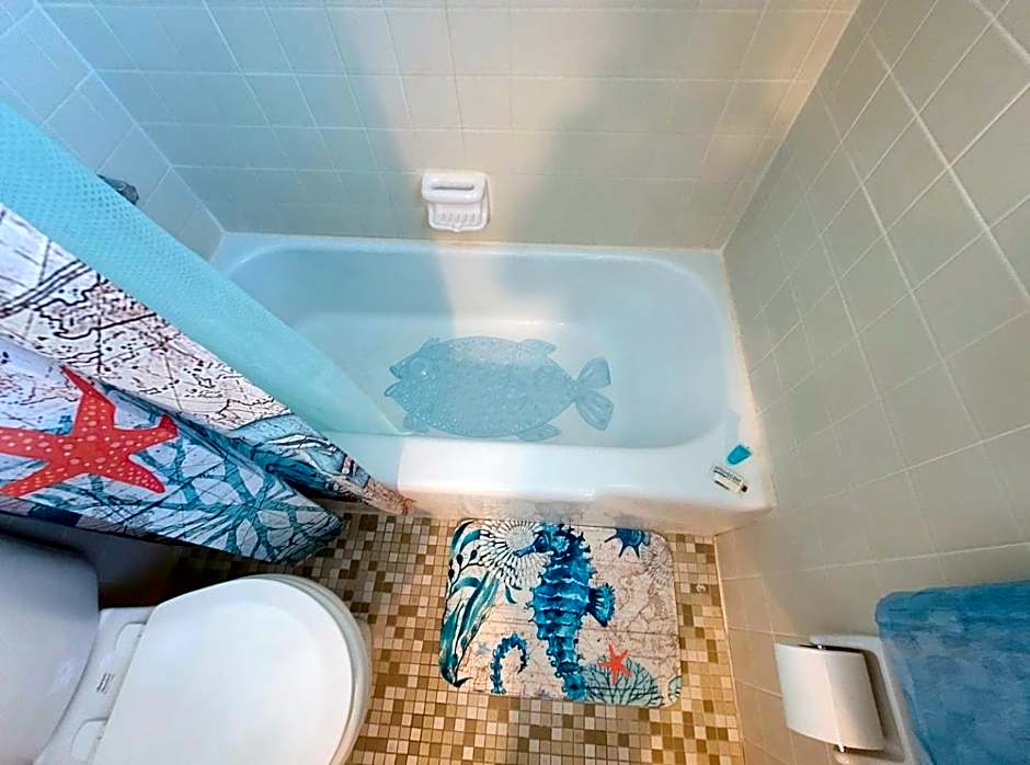 Searenity, Waterside studio in the heart of Treasure Island, walk to beach