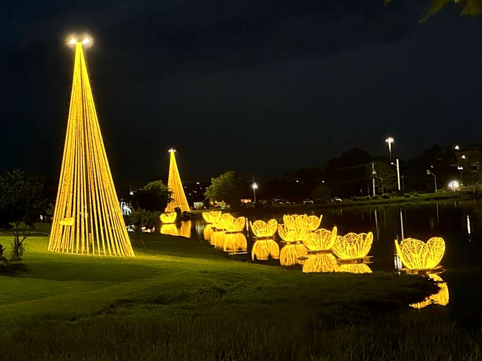 Studio com quarto e banheiro em frente ao Parque do Lago Acomoda até 2 pessoas 1 cama