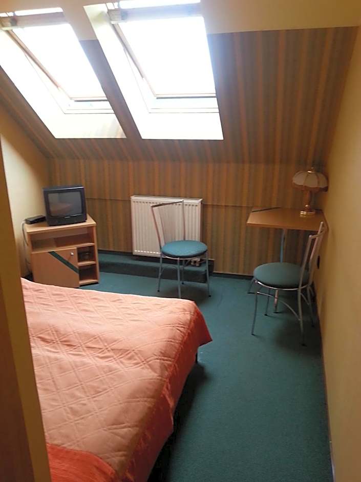 Max na terenie stacji MOL