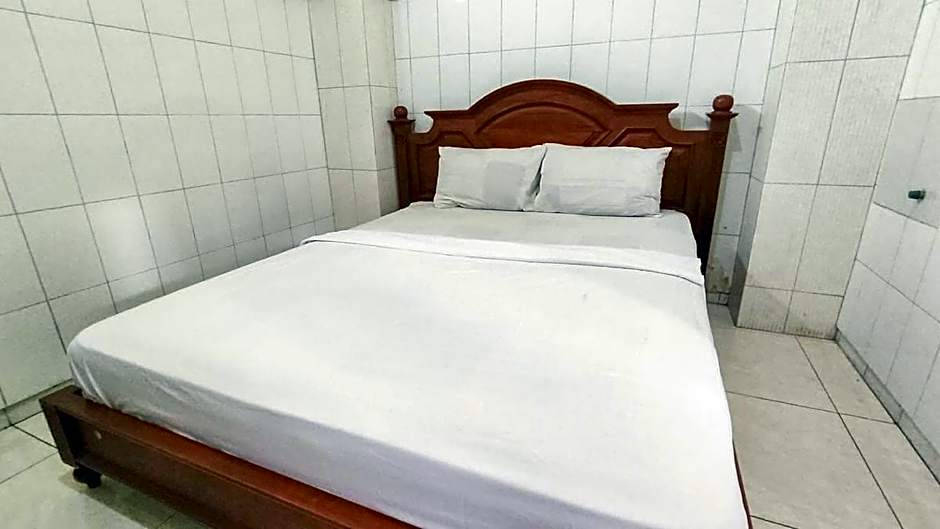 Hotel Shinta 1 near Stasiun Kertosono Mitra RedDoorz