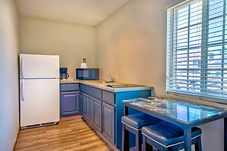2 Full Beds | Non-Smoking, Kitchen