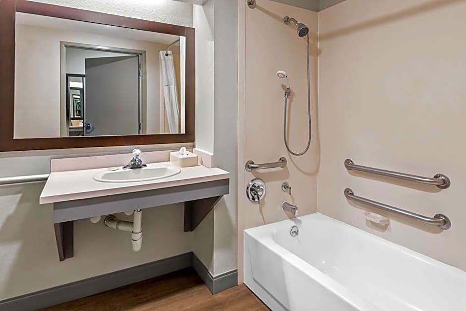 Days Inn & Suites by Wyndham DeSoto