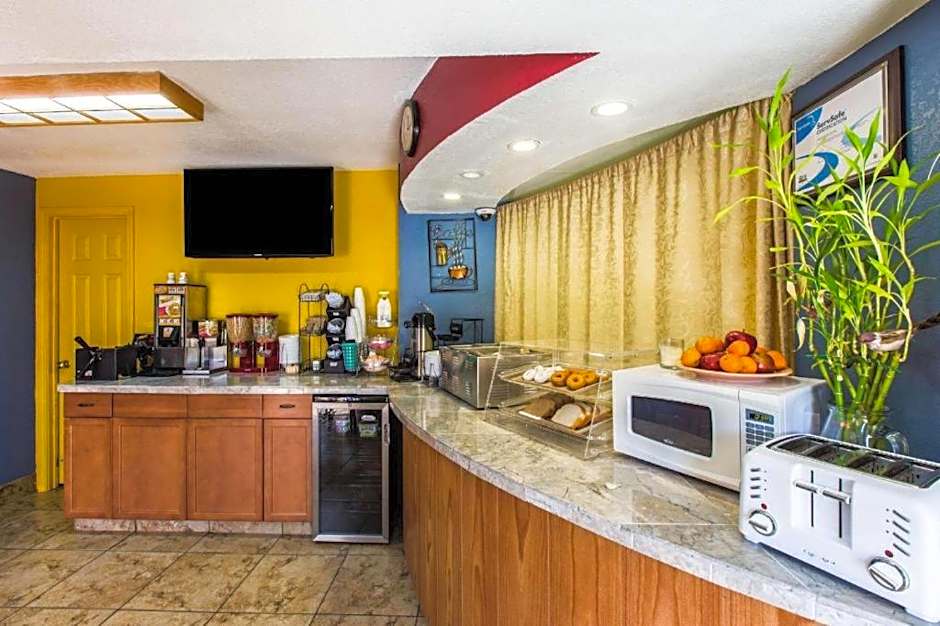 Econo Lodge Inn & Suites Macon North