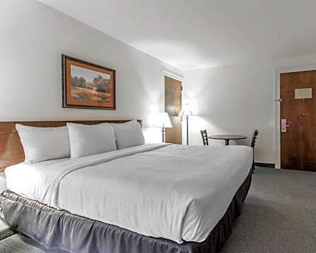 King Room - Accessible/Non-Smoking