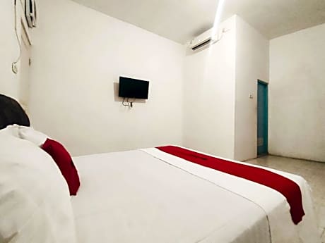 RedDoorz Syariah near RS Siti Khodijah Sepanjang