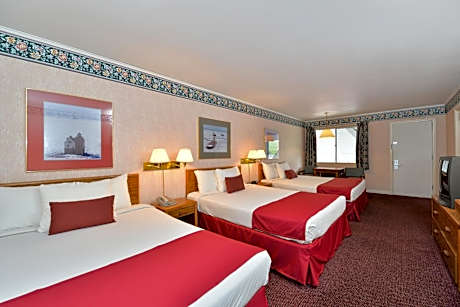 Family Room with 3 Queen Beds