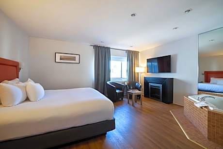 Suite, 1 King Bed and Hot Tub