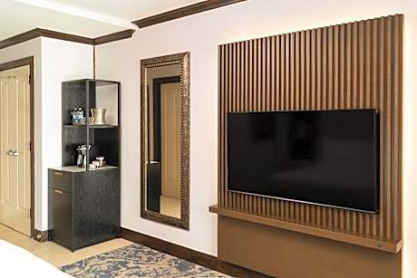 King Room with Bath Tub - Mobility Access