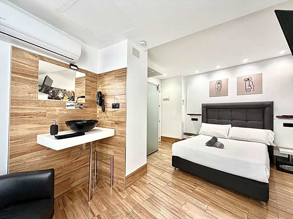 Ilustre - City-View Rooms with AC in Málaga's Old Town - Steps from Calle Larios and the Thyssen
