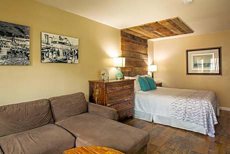 Deluxe courtyard room with spa