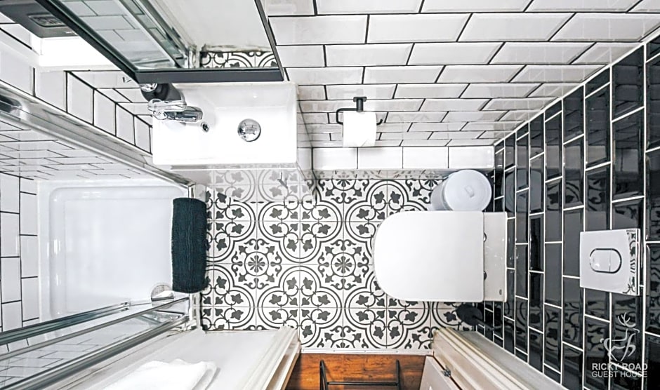 Ricky Road Guest House - Premium