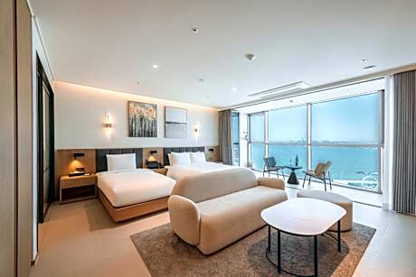 Ocean Wave Twin Room with Half Ocean