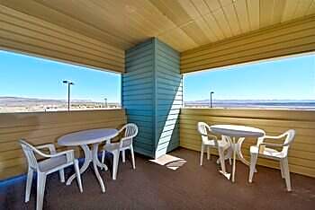 Econo Lodge Inn & Suites