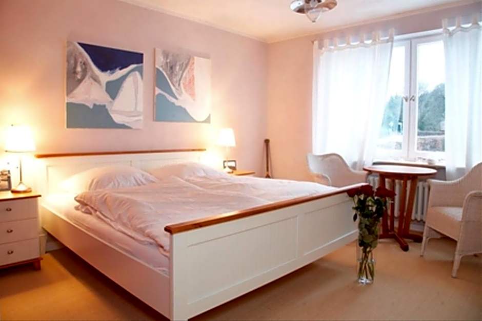 Strandhaus Edersee Nr 12 - Kaminzimmer, Seeblick, Badestrand, Seeterrasse