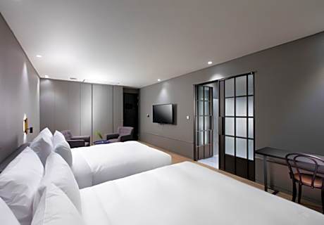 [Summer PKG for 4] Premier Twin Room with Breakfast and Swimming Pool Ticket for 1 Time Use