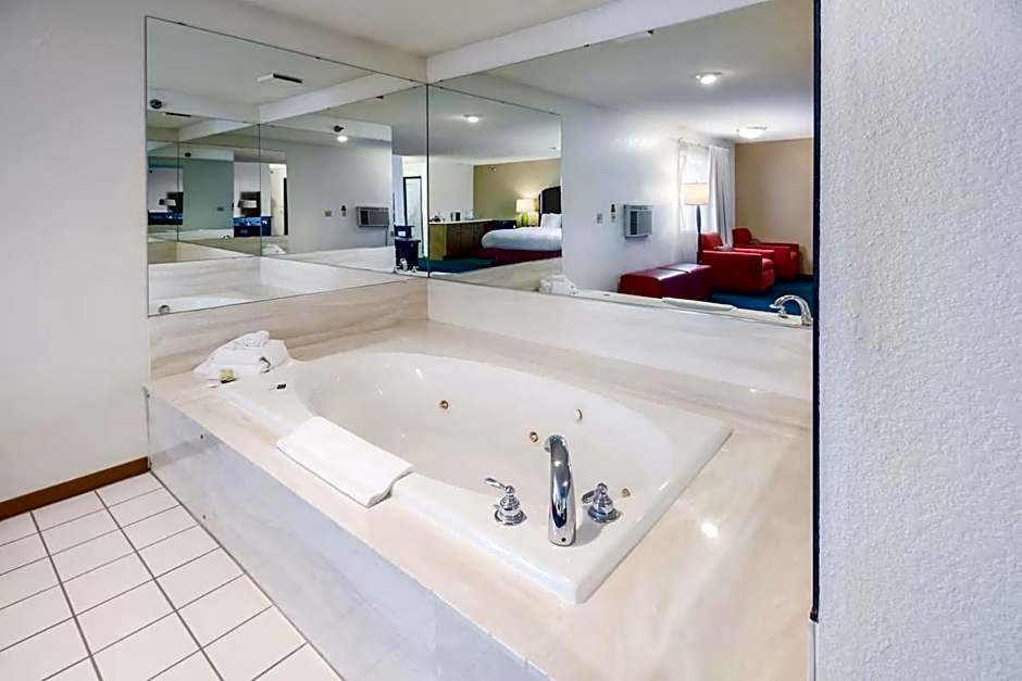 Alliance Hotel & Suites, a Howard Johnson by Wyndham