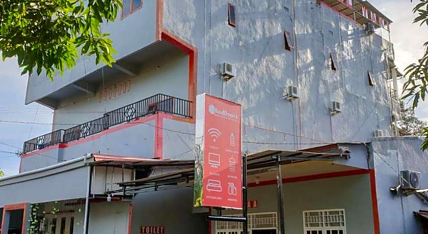 RedDoorz @ Hotel Yaki Mamuju
