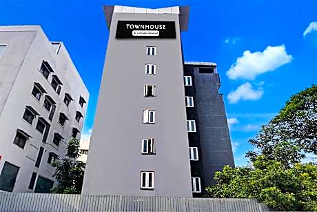 Super Townhouse Balewadi High Street