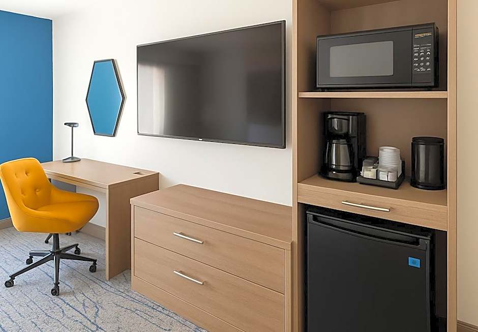 Holiday Inn Express & Suites Huntsville Airport By IHG