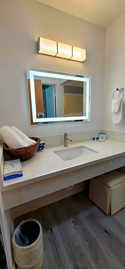 Dragonfly Inn & Suites