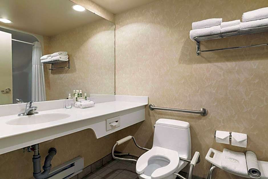 Travelodge by Wyndham Spruce Grove