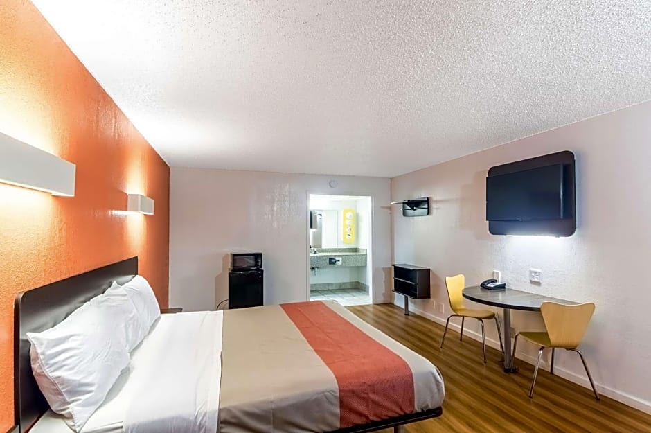 Motel 6-Clinton, OK