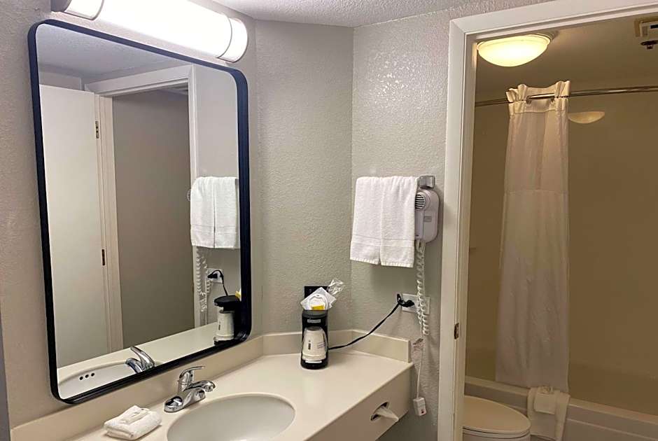 Days Inn & Suites by Wyndham Arlington Heights