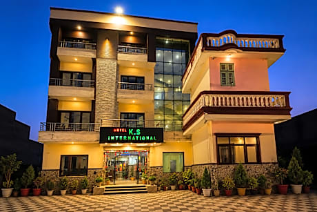 Hotel KS International (50 meters from Railway Station)