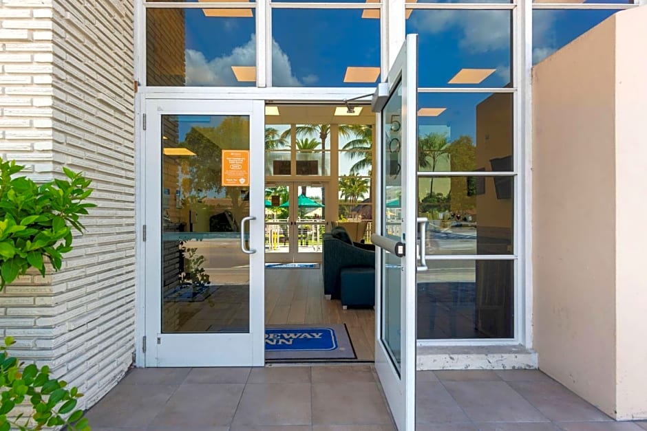 Downtown Hollywood Gardens Inn & Suites