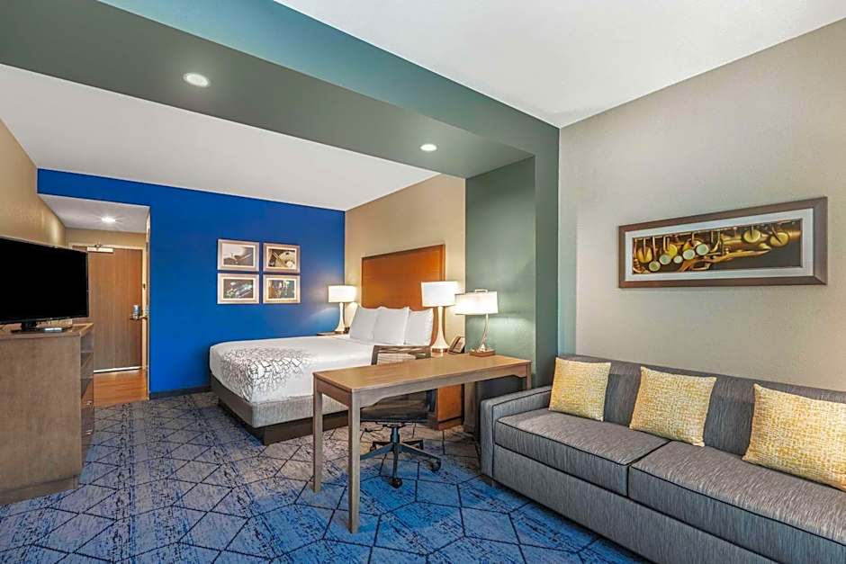 La Quinta Inn & Suites by Wyndham Kansas City Beacon Hill