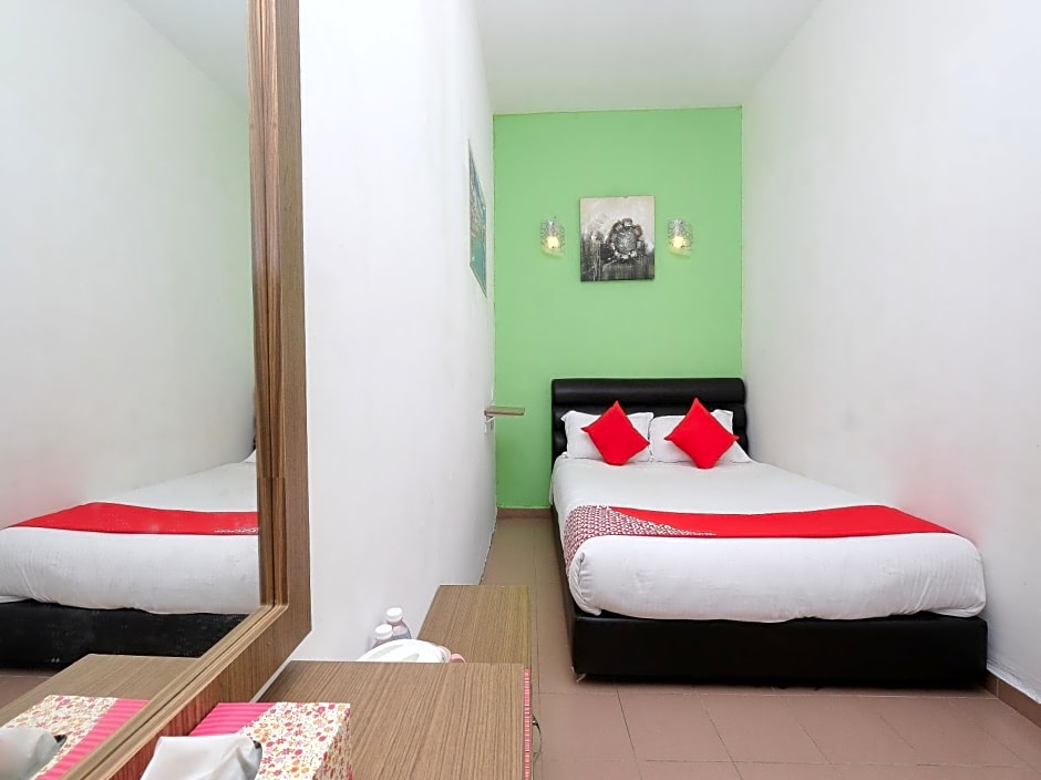 OYO 850 Gold Star Hotel