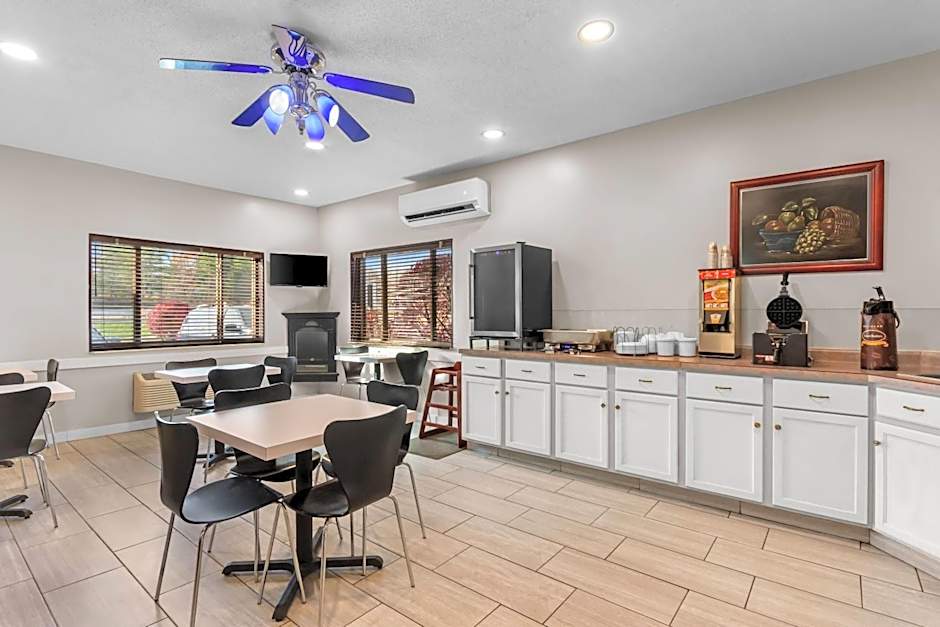 Super 8 by Wyndham Bloomington University Area