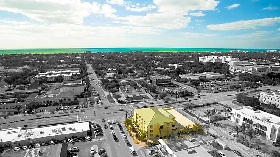 Naples Park Central Hotel