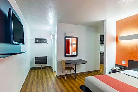 Queen Room - Disability Access - Smoking