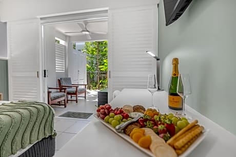 Elysium Private Apartments at Beach Club & Spa