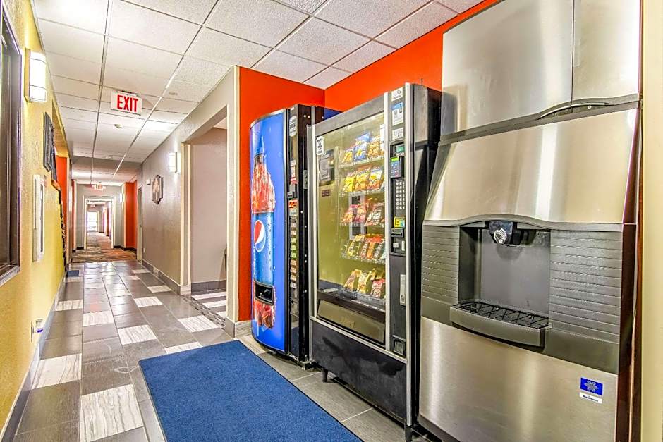 Econo Lodge Topeka at Wanamaker