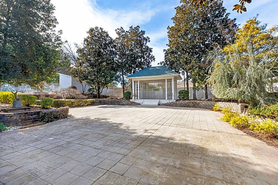 Quality Inn Fayetteville Near Historic Downtown Square