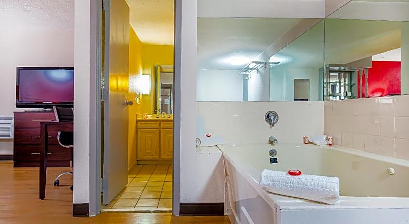 OYO Hotel Moline Downtown IL I-74 North